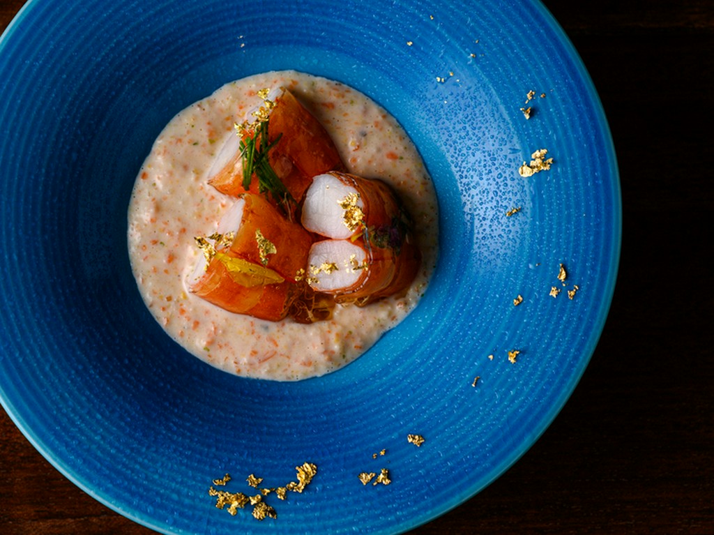 海老の旨みと土佐酢のさっぱりした酸味が調和した『海老と土佐酢　ゼリーシート巻き』