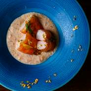 土佐酢をゼリーシート状にして生春巻きのように海老を包むことで、見た目も美しく口に入れた瞬間に爽やかな風味が広がります。さっぱりと軽やかで食べやすく、土佐酢の酸味が海老の甘さを引き立ててくれる一品。