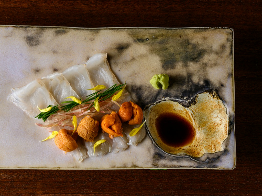 口の中いっぱいに広がる芳醇なウニと淡泊なヒラメの相性を満喫『ヒラメのお造り』