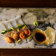 2種類のウニをヒラメの薄造りで巻き、わさび醤油でいただくスタイル。ヒラメの柔らかさと、異なる風味を持つウニとの一体感を楽しめます。わさび醤油のピリッとした辛みが加わり、旨みのバランスが絶妙です。