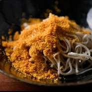 例えば、画像の『からすみ蕎麦』。一品としての完成度が高く、独自の風味が広がります。9:1の割合で蕎麦粉を使うことで、香り高く喉越しも抜群。自家製つゆと合わせれば、蕎麦の奥行きも感じられます。