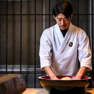 食材を厳選し丁寧に仕込んだ料理は視覚的に華やかで、味わい深いものばかり。料理と相性の良いお酒にもこだわり、訪ねられれば相手の好みに合わせたオススメを提案しています。