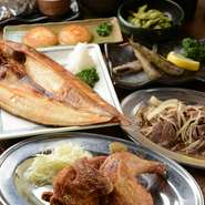 釧路の和商市場などから、旬の北海道産食材を新鮮なままに直送！　四季折々の味わいを楽しめます。5日くらい前から予約を入れれば、生ガキやカニなども取り寄せてくれるので、ぜひ相談を。
