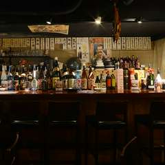 気軽なカウンター席で裏メニューを楽しみながら