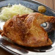 北海道は釧路や小樽で長く親しまれる「鶏の半身揚げ」。それをオリジナルの製法でつくり上げたのが『かぶりつき若鶏』です。小さな骨ならパリパリと食べられるほどのやわらかさが自慢で、ビールにもよく合います。