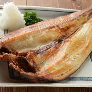 ほっけの有名な産地である羅臼から取り寄せている特大の「ほっけ」は、豪快な開きとしてご提供。お皿からはみ出るほどのボリュームと、身が厚く脂が乗った、深みのある味わいが魅力です。