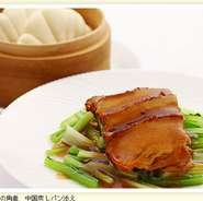 天津式の角煮は、四角い形ではなく少し平たい形です。黒豚をつかい、冬菜（トンツァイ）という中国のお漬物を入れているので、風味も豊かで奥深い味わいに。蒸しパンと一緒に召し上がってみてください。

