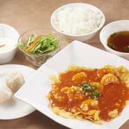 定番中華のお得なセットメニュー。
ライス／スープ／点心／サラダ／杏仁豆腐