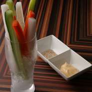シャキッと冷えたスティック野菜は、マヨネーズ・スパイスソルトをお好みでつけていただきます。