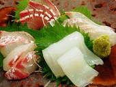 旬の魚介を楽しめる『お造り盛り合わせ』