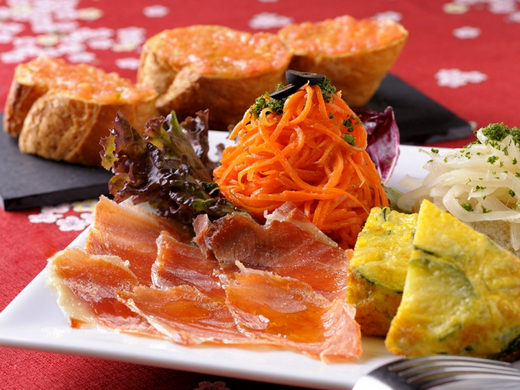 スペインから本場の食材を直送、現地の味を再現する