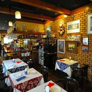 店内はカタルーニャ地方をイメージしたアットホームな空間。カルメンさんが毎年帰国する度に買い求めた、絵皿や陶器などが飾られ異国情緒もたっぷりです。故郷の味を懐かしがってスペインの方もよく訪れるとか。