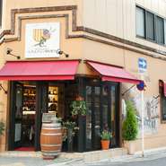 駅近くでアクセスは至便、スペイン国旗を目印にすれば迷うこともありません。明るい雰囲気で、カップルでの利用にピッタリです。タパスやワインを楽しみながら、くつろいだ時間を過ごせます。