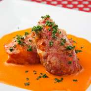 スペイン産のピキージョ（赤ピーマン）に塩漬けしたタラの身を詰めた一品。オリジナルソースが味の決め手。