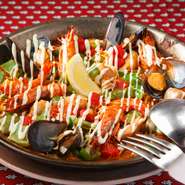 パエリアといえば炊き込みご飯ですが、こちらは細くて短いパスタを使ったカタルーニャ地方のパエリア。