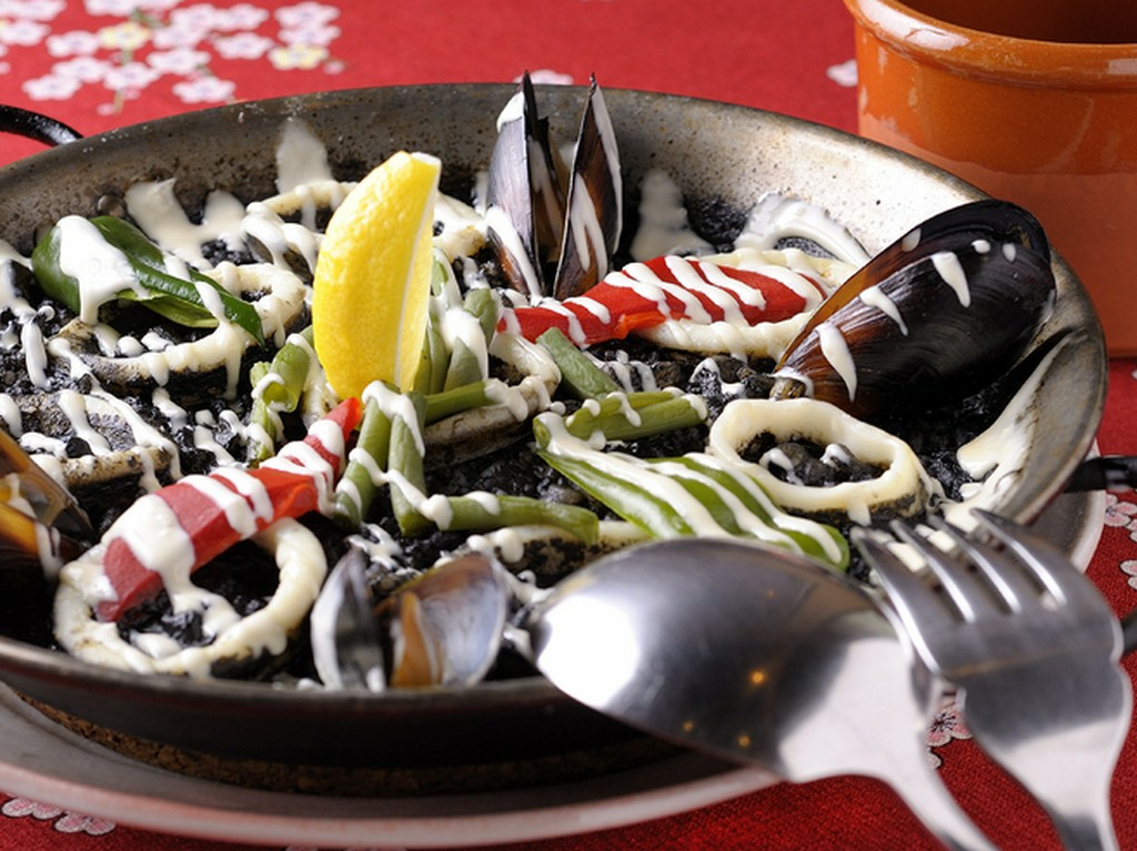 墨がコクを加え、潮の香りが口に広がる『イカスミのパエリヤ』