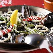 スープもソースももちろん手づくり。新鮮なイカの食感、旨味を含んだ米が絶妙。