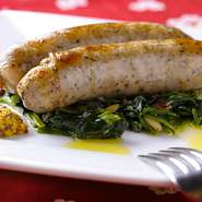 旨味が詰まったソーセージは、あふれる肉汁がたまらない一品。ワインやビールとともに召し上がれ！