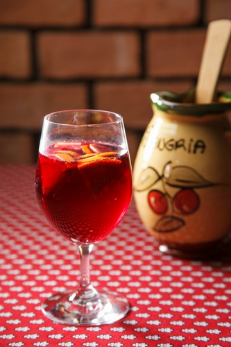 甘さ控えめ、さっぱり味の自家製サングリアも評判です