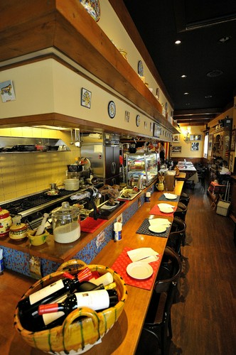 店の中央にオープンキッチン。カウンター席もご用意しています