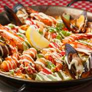 スペイン料理といえばパエリヤが有名ですが、本場のパエリヤはサフランを使うので、それほど黄色くないです。ご飯もパリッとしていないのがスペインの味。ダシにこだわった本場の味を味わってみてください。