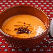 スパイスやオリーブオイルはスペイン産のみを使用。野菜は岐阜からフレッシュな野菜を仕入れます。夏の期間のおすすめは『ガスパッチョ』。アンダルシア地方の料理で、トマトベースの冷たい野菜スープです。