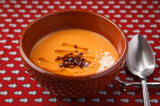 スペイン産のスパイスと新鮮野菜