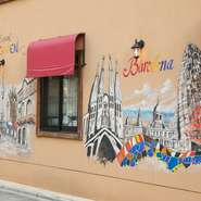 店内には帰国する度に買い求めたカタルーニャ地方の陶器や絵皿が飾って、スペインの雰囲気を醸し出しています。店の外壁にペインティングした絵なども見てくださいね。
