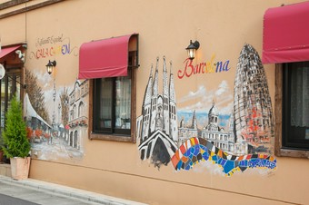 スペインから毎年持ち帰る絵皿や陶器に注目