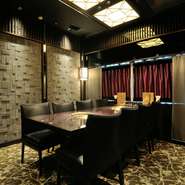 【天壇 赤坂店】では、VIPルームが2部屋あります。なかでも8名用の「祇園」は、エリア内にレストルームをも備えた極上のプライベート空間。周りの目を気にせず食事が楽しめます。※別途個室料がかかります。