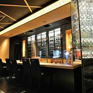 豊富なワインボトルと向き合うカウンター席。
※感染防止対策の為、現在使用しておりません。