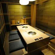 友人や家族と、和みのひとときを過ごしたいなら、掘りごたつ席がおすすめ。木のぬくもりとやわらかな明かりに、心が癒されるかのよう。広い間隔でつくってある個室はゆったりとしているので落ち着ける雰囲気。