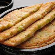 野菜は京野菜を使用。サイドメニューで人気のチヂミにはやわらかく風味の良い九条ネギをたっぷりと使用。表面サクッと中はふわモチの食感とネギの旨みが存分に味わえるひと品です。