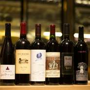 焼き肉店では珍しい、大型ワインセラーを完備しています。厳選されたワインが豊富にラインナップ。焼肉料理に合うワインが各種用意されていて、まるでフレンチやイタリアンのお店のようです。