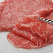 上質なロース肉が3枚重ねに。肉の間に出汁がよく絡み、出汁でいただく焼肉を堪能できる逸品です。