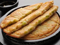 京野菜の九条ネギがたっぷり。ネギの旨みを存分に味わえます。表面サクッ、中はふわモチの食感も魅力です。