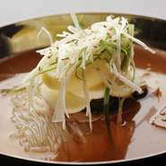 【天壇】の冷麺は、手練りの麺を使っています。のど越しがよく、シコシコとした独自の食感がたまりません。