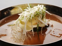 【天壇】の冷麺は、手練りの麺を使っています。のど越しがよく、シコシコとした独自の食感がたまりません。
