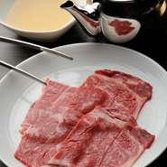 希少なロース芯のみを使用。薄切り肉を重ねて焼き、秘伝の出汁で食べるミルフィーユロースは【天壇】だけ。