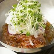 そば粉を使用したこだわりの自家製手練り麺は、コシがあり、ツルっとした喉越しの良さが特徴。乾麺ではなく生麺を使うお店は少ないので貴重。コチュジャンベースの辛味噌が食欲を刺激します。