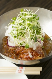 乾麺でなく生麺を使用。こだわりの辛冷麺