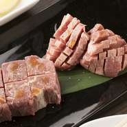 食材は上質な肉が自慢。コースで人気の「塩焼肉二種」は近江牛シャトーブリアン（写真左）と厚切塩上たん（写真右)。「ロース」は、希少なリブロインの中心部「リブ芯」だけを提供しています。