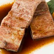 自慢の骨付きカルビは、他ではなかなか出合えないビッグサイズ。一気に焼き上げることで肉の旨みを逃さず、ギュッと閉じ込めます。ちょっと辛めのタレがカルビの旨さをより一層引き出します。