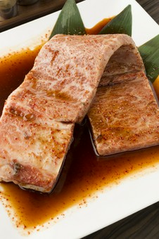 豪快な400ｇ超の骨付きカルビは迫力満点