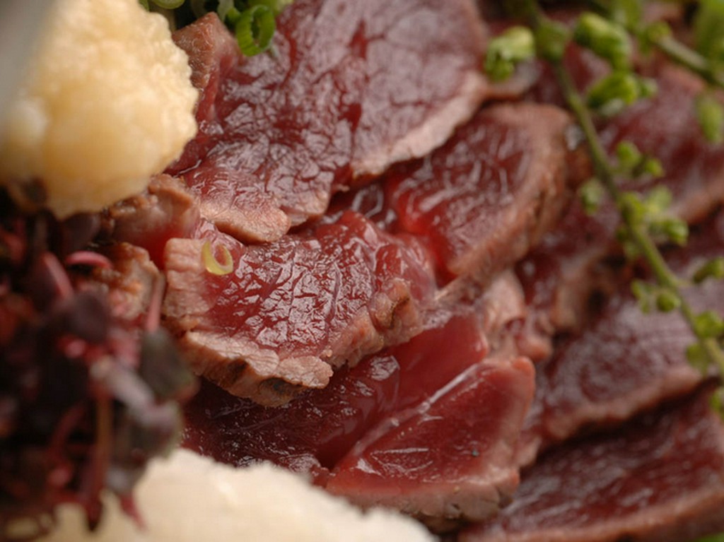 確かな目で厳選した上質な馬肉をぜひ『馬刺し』