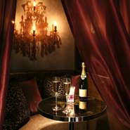 艶やかな雰囲気のなか、一流シェフが厳選した高級食材を使った創作イタリアンを堪能。こんな女心のハードルを下げる条件が満載の【VT】を、意中の相手との関係を深化させる「トドメの店」にする方も多いです。