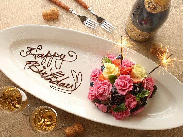 名物のデザートプレートで、大切な人の記念日を祝う