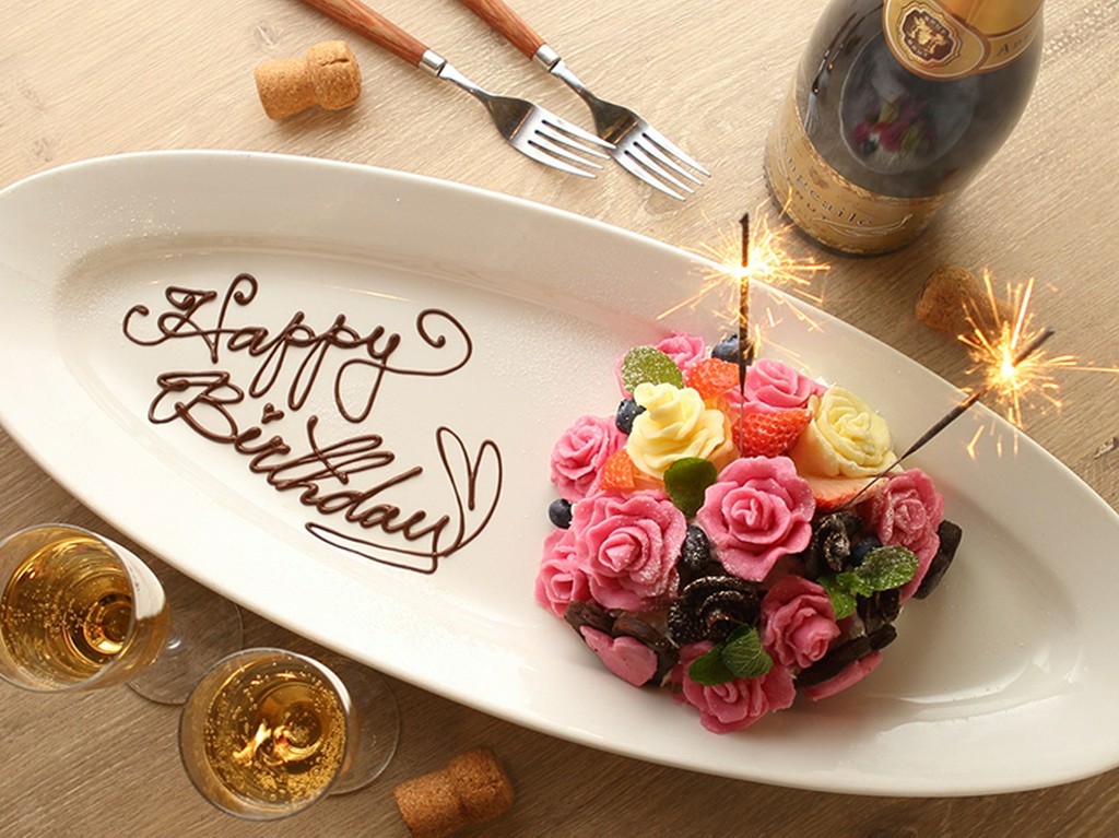 名物のデザートプレートで、大切な人の記念日を祝う