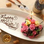 誕生日や記念日など、大切な人を祝うシーンにあらかじめ予約をしておけば、シェフオリジナルのデザートプレートを無料で提供。1000円の追加オプションで、液体窒素を使った「演出特典デザート」にも変更が可能です。