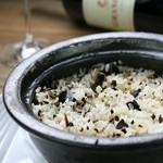 タジン土鍋を使用。鍋に閉じ込めた黒トリュフの芳醇な香りごと楽しめる、贅沢なシメの逸品は女性に人気。